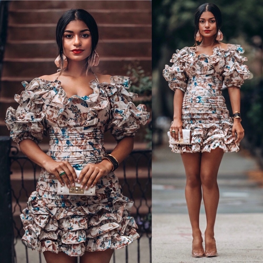 Beautiful vintage-printed ruffled dress.